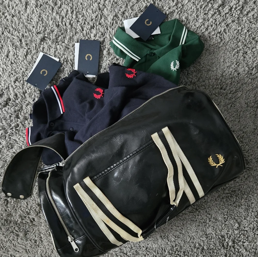 Fred Perry Black and White Duffel Bag Classic Athletic Design - Picture 9 of 9